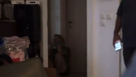 "OVO JE HOROR RATA" Kamere slučajno snimile najgori trenutak u Izraelu, zvoni telefon, uzimaju joj dete iz ruku, trči ka ženi koja plače (VIDEO)