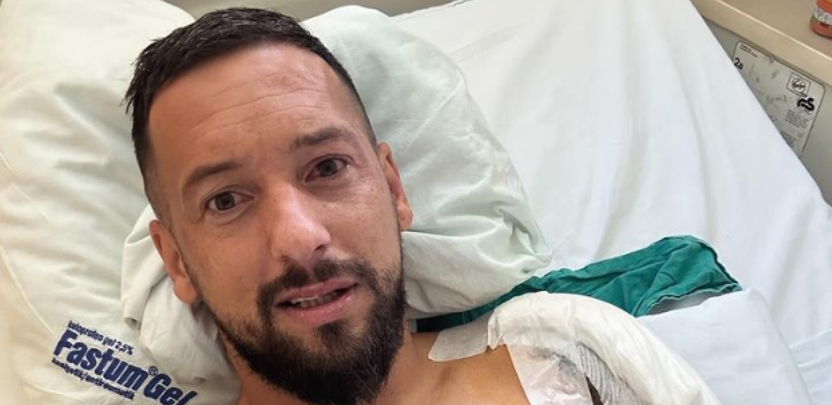 OGLASIO SE BIVŠI ZADRUGAR NAKON OPERACIJE Podelio fotografiju iz bolničkog kreveta, pa otkrio u kakvom je stanju