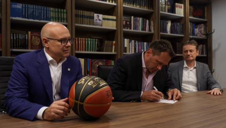 ŽELJKO REBRAČA UŠAO U SNS Ministar Vučević poželeo dobrodošlicu proslavljenom asu srpske košarke (FOTO)