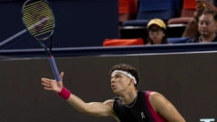 BIZARNO Šelton udario sam sebe reketom u glavu (VIDEO)