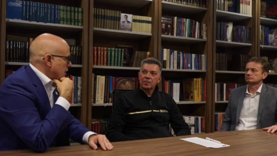 NAŠ PROSLAVLJENI REPREZENATIVAC LUPULESKU POSTAO ČLAN SRPSKE NAPREDNE STRANKE Vučević "Dobro došao, majstore!" (FOTO)