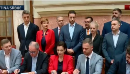 EVO ŠTA NOSE NAŠI OPOZICIONARI Neki šetaju "boss", a neki furaju "pradu"