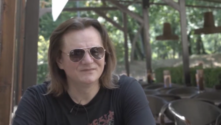 OBE SU BILE ODLIČNE U KREVETU Srđan Mobi Dik tvrdi da je bio intiman sa koleginicama iz benda, skandal u najavi!