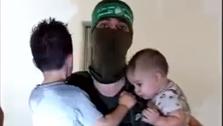 OTETE BEBE U KANDŽAMA HAMASA Kamera zabeležila strah u očima dece (VIDEO)