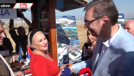 "NE SKIDAM OSMEH SVOJ, JER ON JE PREDSEDNIK MOJ" Baka pročitala Vučiću pesmu, pa dobila aplauz