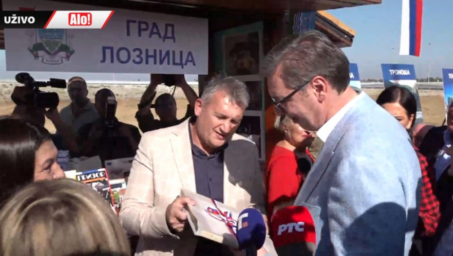 PREDSEDNIK DOBIO POSEBAN POKLON Uručili su mu ga pred kamerama uživo