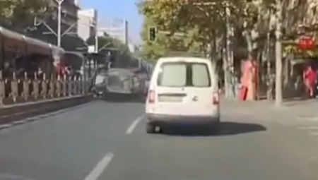 PRVI SNIMAK IZ BULEVARA KRALJA ALEKSANDRA Automobil prevrnut na krov, delovi vozila razbacani po putu (VIDEO)