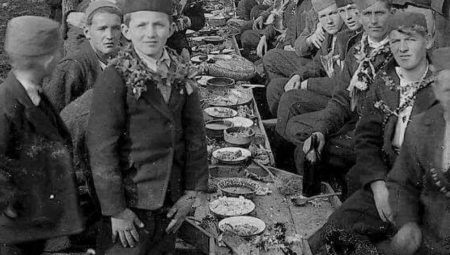 FOTOGRAFIJA STARA SKORO STO GODINA OTKRILA PRAVU ISTINU Ljudi ne mogu da veruju da se svadba nekada ovako pravila, jedan detalj razbesneo sve