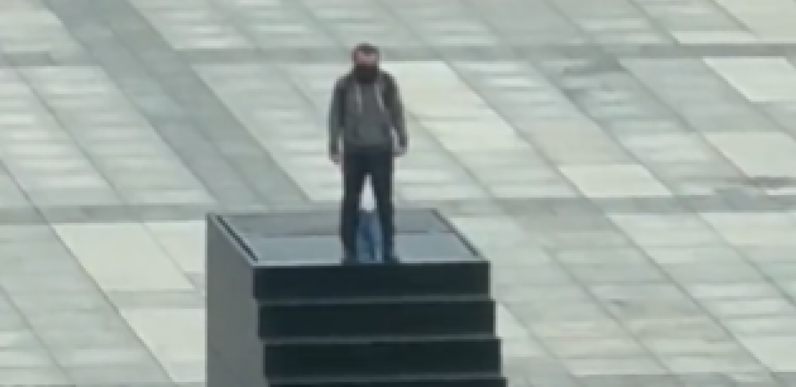 PRETI DA ĆE SE RAZNETI! ČOVEK SE POPEO NA SPOMENIK Uzbuna u centru Varšave, tamo je opsadno stanje (VIDEO)