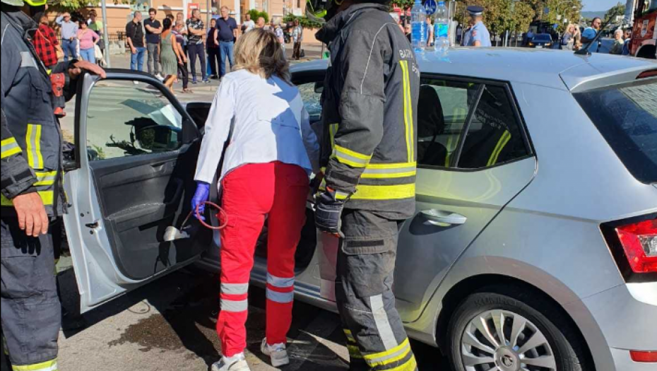 STOTINE LJUDI SE SKUPILO U CENTRU BANJALUKE Prvi snimci stravičnog udesa, ima poginulih (FOTO)