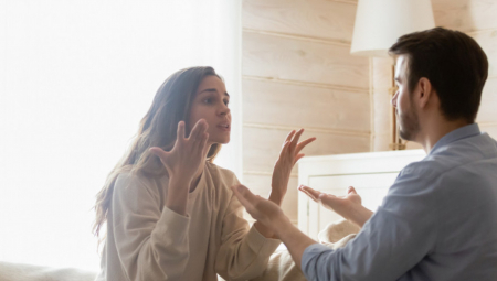 DEVOJKA NAKON GODINU DANA VEZE OTKRILA UŽASNU ISTINU Dečko beleži sve detalje u telefon - razlog je veoma bizaran!