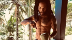 LENI KRAVIC POKAZAO ČIME RASPOLAŽE Poznati pevač totalno nag u spotu za novu pesmu, zapalio društvene mreže