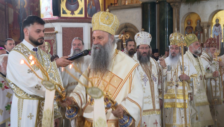 "BRAĆO, PRAŠTAJTE JEDNI DRUGIMA": Na Savindan patrijarh Porfirije bogoslužio u hramu Svetog Save na Vračaru