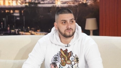 ZOLA UŽIVA U LUKSUZU Oglasio se iz ovog grada, nalazi se u hotelu sa pet zvezdica, oko njega samo zlato i mermer