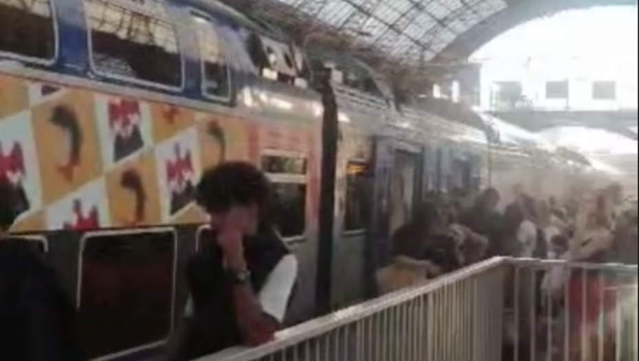 EVAKUISAN VOZ U NICI, NA ULAZU POSTAVLJEN SUMNJIV RANAC Alo! na licu  mesta, putnici u panici, eksploziv je mogao sve da raznese (VIDEO)