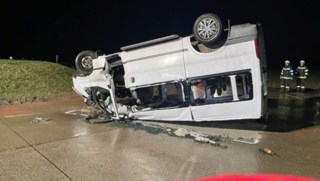 PREVRNUO SE MINIBUS PUN RADNIKA, MEĐU POVREĐENIMA I SRBI Teška nesreća u Austriji, vatrogasci morali da seku vozilo, jeziv prizor sa lica mesta (FOTO)