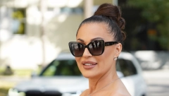 CECA MAČKA U ČIZMAMA Folk diva ostavila sve bez teksta ležernim stajlingom, a noge ima za desetku