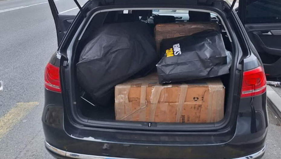 MOMENTALNO POHAPSII CRNOGORCE: Policija zaustavili folksvagen a kad su videli šta KRIJU U PRTLJAŽNIKU ostali u šoku (FOTO)