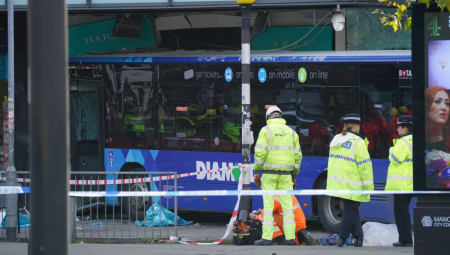 AUTOBUS SE ZAKUCAO U RADNJU Haos u Mančesteru, strahuje se da ima žrtava! Jezivi prizori na licu mesta