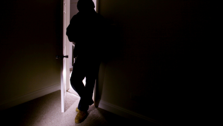 PEDOFIL VREBA DECU U BEOGRADU Oprez, ovde je viđen! Nagovara decu da pođu sa njim iza drveta