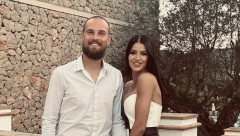 TRUDNA ANA U MINIĆU Rajkovićeva žena se utegla i pokazala kako izgleda u poodmakloj trudnoći