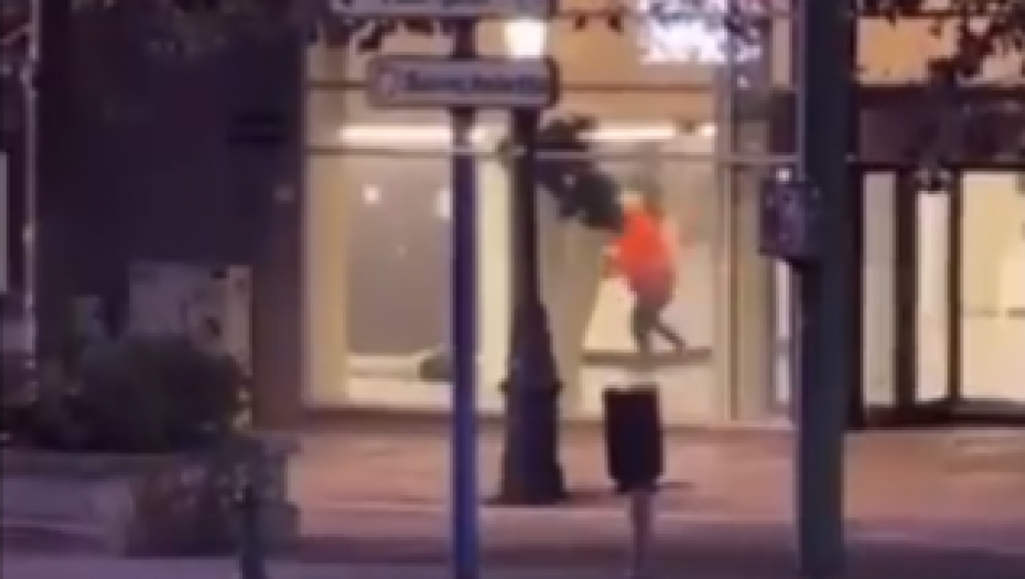 UŽAS! MUŠKARAC REŠETA IZ KALAŠNJIKOVA Prvi snimci krvavog pira u Briselu: Ubijene najmanje dve osobe (VIDEO)