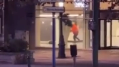 UŽAS! MUŠKARAC REŠETA IZ KALAŠNJIKOVA Prvi snimci krvavog pira u Briselu: Ubijene najmanje dve osobe (VIDEO)