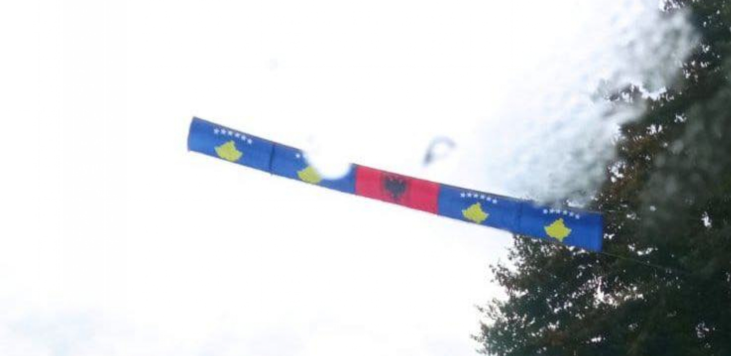 NOVE PROVOKACIJE ALJBINA KURTIJA Zastave lažne države Kosovo i Albanije kod sela Banje (FOTO)