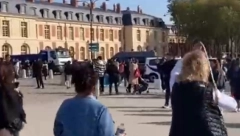 "SVE ĆU RAZNETI, OVO JE ZEMLJA NEVERNIKA" Panika u Francuskoj, Versajska palata ponovo evakuisana zbog pretnje bombom