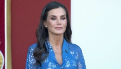 KRALJICA LETICIJA NEGUJE SAVRŠEN STIL Plava midi haljina sa cvetnim detaljima za čistu desetku