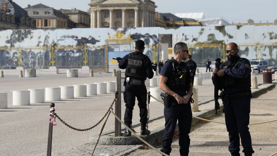 OGLASILA SE PALATA NAKON DOJAVE O BOMBI Versaj hitno evakuisan, policija na terenu (FOTO/VIDEO)