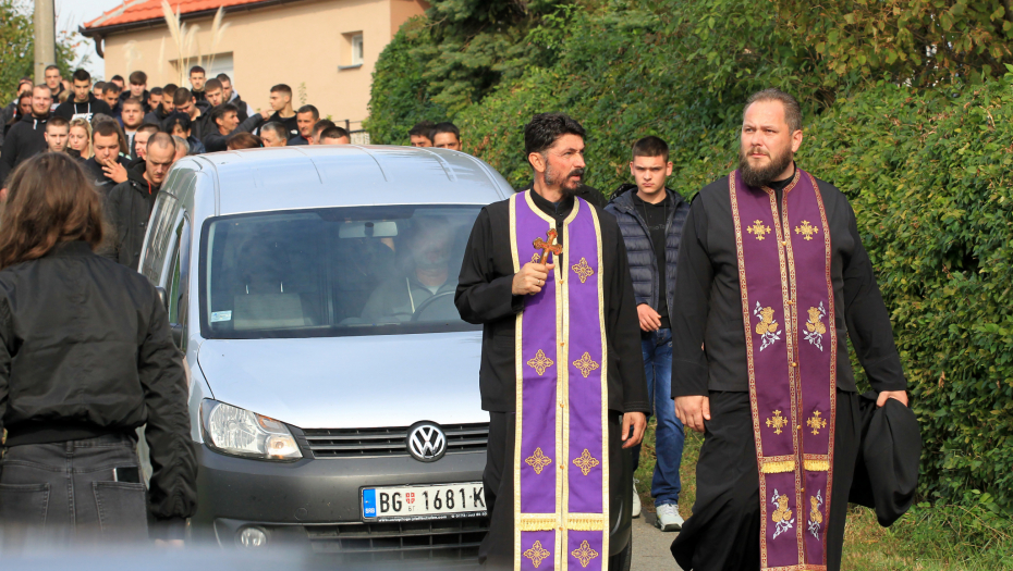 VRATI SE LEPOTICE MOJA, MAJKA ĆE DA UMRE UMESTO TEBE Mala Moštanica zavijena u crno zbog smrti tinejdžerke
