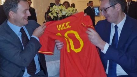 SVI GLEDAJU U JEDAN DETALJ NA DRESU KOJI JE DOBIO VUČIĆ Predsednik se sastao sa srpskim Murinjom
