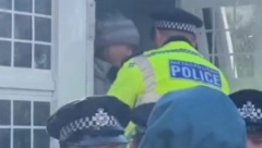 GRETA TUNBERG UHAPŠENA U LONDONU Isplivao snimak, jake policije snage je sprovele u kombi