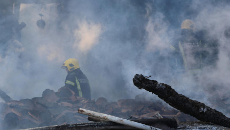 HOROR! VELIKI POŽAR U LAZAREVCU Vatrogasci pronašli telo u porodičnoj kući