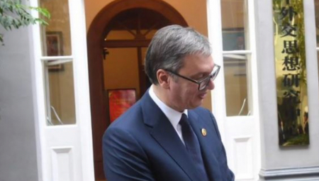 VUČIĆ SE OBRATIO NA EKONOMSKOM FORUMU Predsednik Srbije u Pekingu sreo Kineskinju koju zna cela Srbija (FOTO)