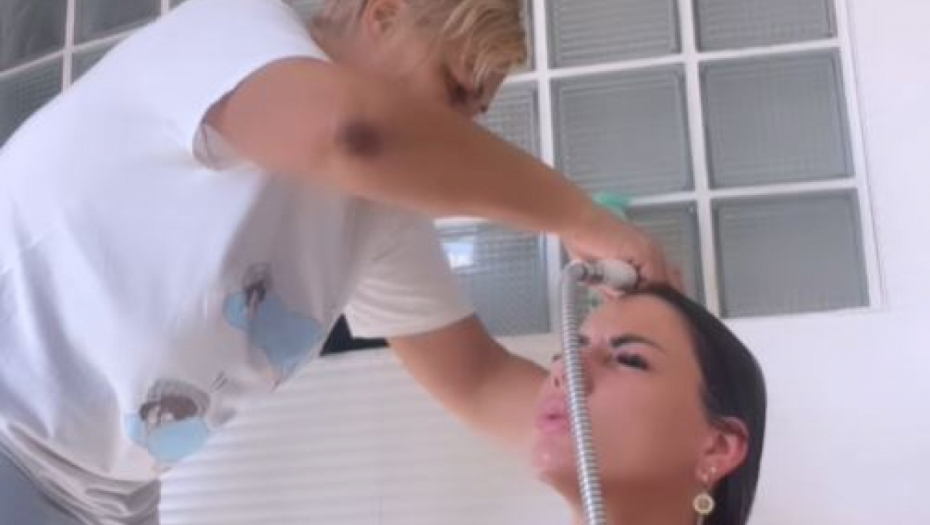 VODITELJKU PAROVA GOLU KUPA MAJKA U KADI Objavila šokantan video i izazvala burne reakcije