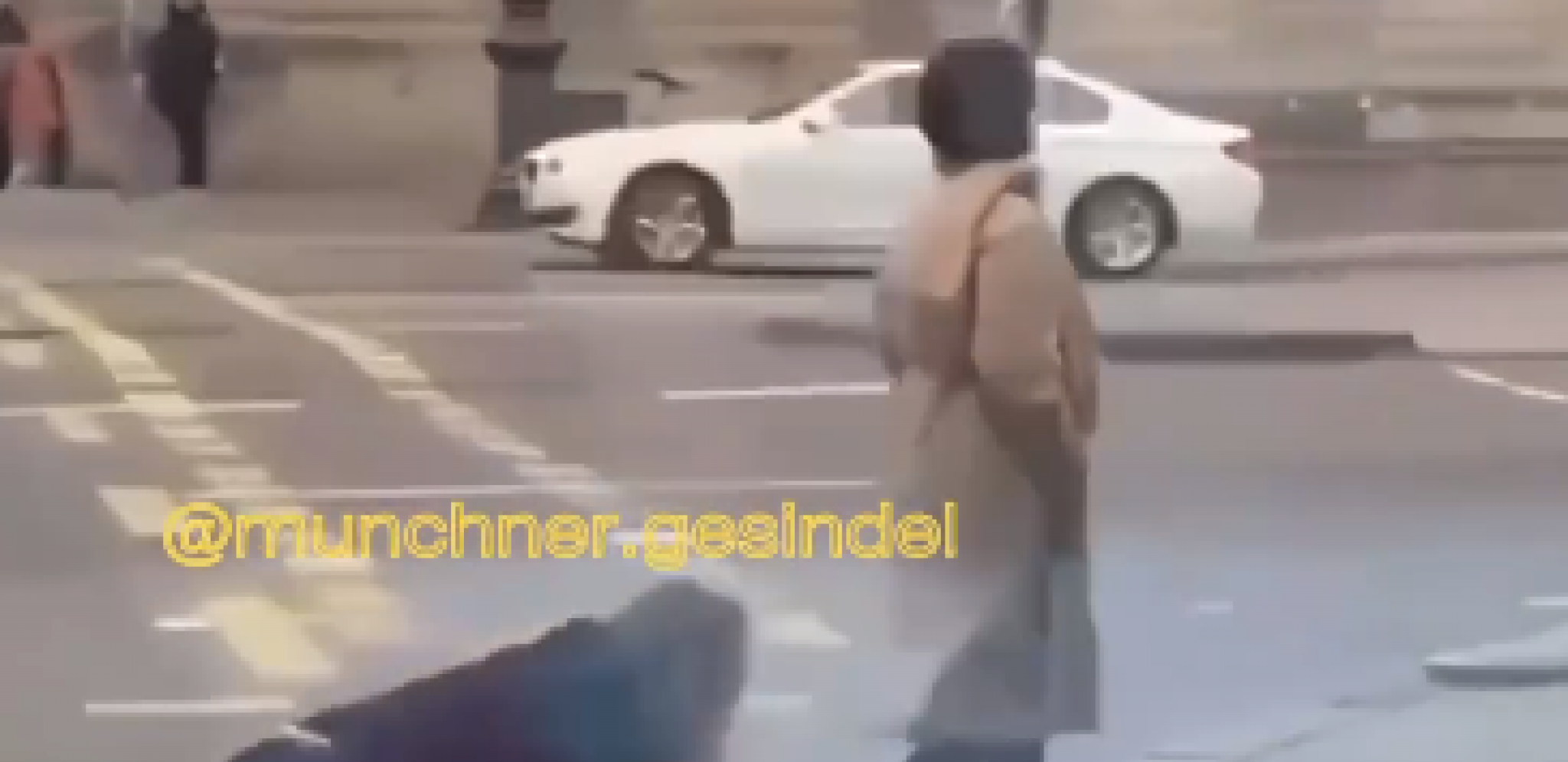 OVO JOŠ NISTE VIDELI, ŠOK SCENA USRED GRADA Žena vodi muškarca na povocu, komentari urnebesni (VIDEO)