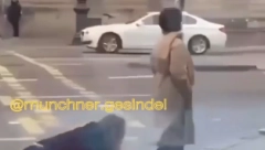 OVO JOŠ NISTE VIDELI, ŠOK SCENA USRED GRADA Žena vodi muškarca na povocu, komentari urnebesni (VIDEO)