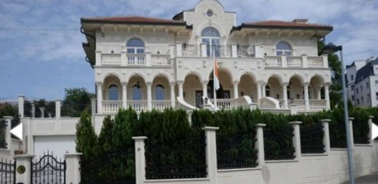 PRODAJE SE VILA NA DEDINJU ZA 3.400.000€! Ima 15 soba, 6 kupatila, ali se ipak izdavaja po OVOME (FOTO)