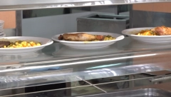 DEVOJKA U MENZI VIDELA NEŠTO NEOČEKIVANO Zbog pasulja i hleba se usijale društvene mreže!