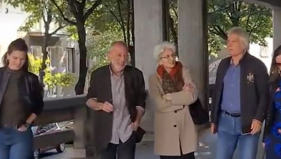 MIKA ALEKSIĆ NASMEJAN STIGAO U PALATU PRAVDE ZBOG SUĐENJA Podršku Mileni Radulović pruža poznati glumac Milan Marić (VIDEO)