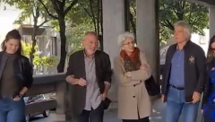 MIKA ALEKSIĆ NASMEJAN STIGAO U PALATU PRAVDE ZBOG SUĐENJA Podršku Mileni Radulović pruža poznati glumac Milan Marić (VIDEO)