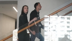 DA LI SE ON TO MENI SMEJE? Advokat Mike Aleksića provocirao glumicu Milenu Radulović pred prepunom sudnicom