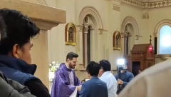 ŽENE KAŽU DA JE ON NAJLEPŠI SVEŠTENIK NA SVETU Samo zbog njega dolaze u crkvu, evo kako ih on dočekuje