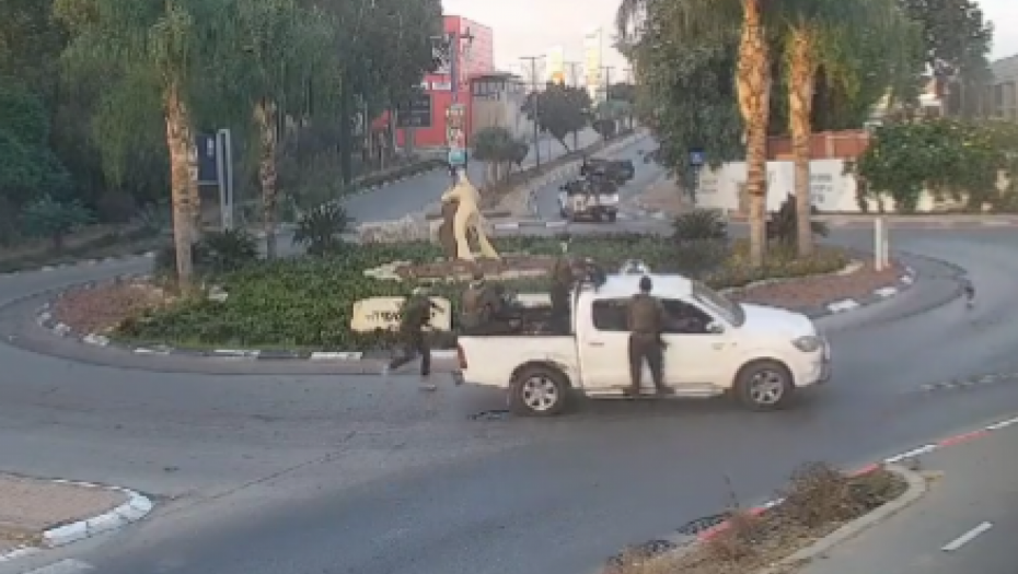 UZNEMIRUJUĆI SNIMAK! SVOJIM TELOM SPASIO ĆERKU OD SMRTI Hamasovci zapucali, a hrabri otac uradio ovo (VIDEO)