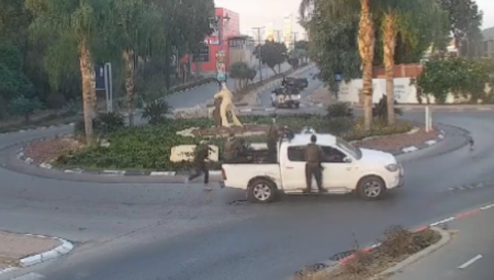 UZNEMIRUJUĆI SNIMAK! SVOJIM TELOM SPASIO ĆERKU OD SMRTI Hamasovci zapucali, a hrabri otac uradio ovo (VIDEO)