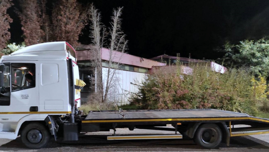 CARINICI NA SRPSKO-RUMUNSKOJ GRANICI ZAUSTAVILI BELI ŠLEPER Kad su počeli da otvaraju šupljine nisu mogli da veruju sta švercuje, krio je to i u krovu (FOTO)