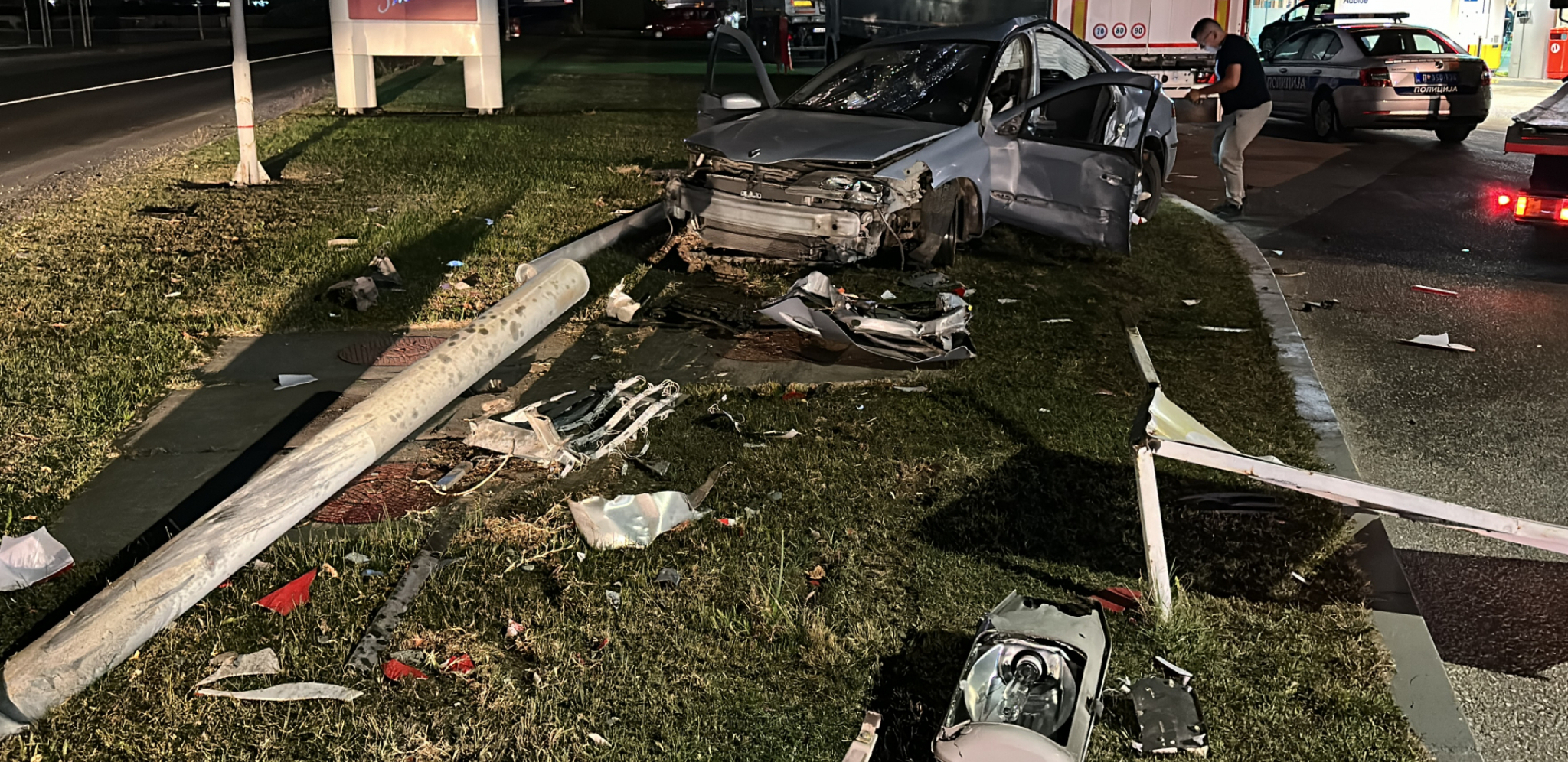 JEZIVA NESREĆA KOD ČAČKA Delovi automobila rasuti na sve strane! (FOTO)