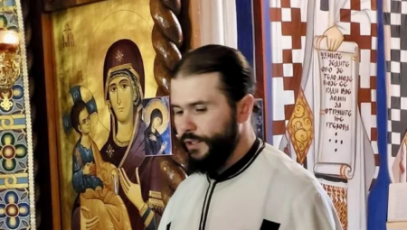 UHAPSILI GA I NATERALI DA POTPIŠE Kurtijeva policija proterala igumana iz Zvečana sa KiM